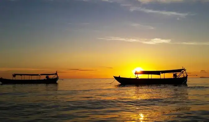 Bateaux flottant dans l'eau près de Sihanoukville, Cambodge