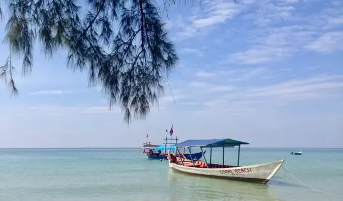 Un petit bateau sur la plage de Sihanoukville, Cambodge