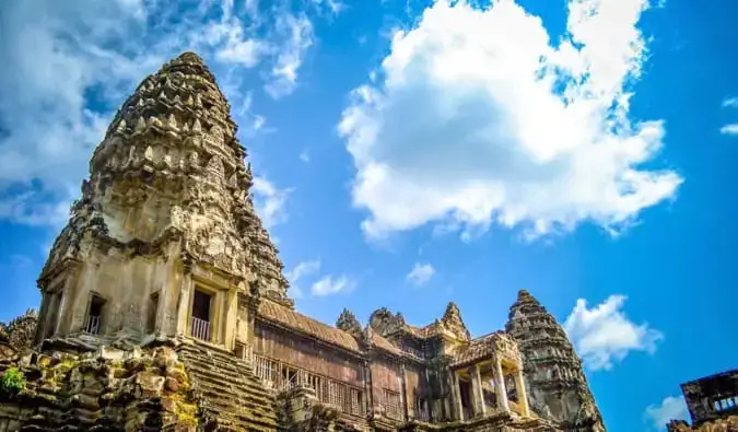 Un ciel bleu sur les bâtiments anciens d'Angkor Wat au Cambodge