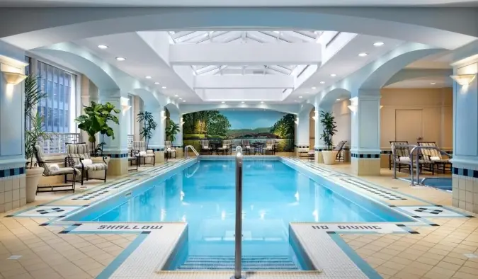 Piscina coberta em um átrio de vidro no Fairmont Royal York Hotel em Toronto, Canadá