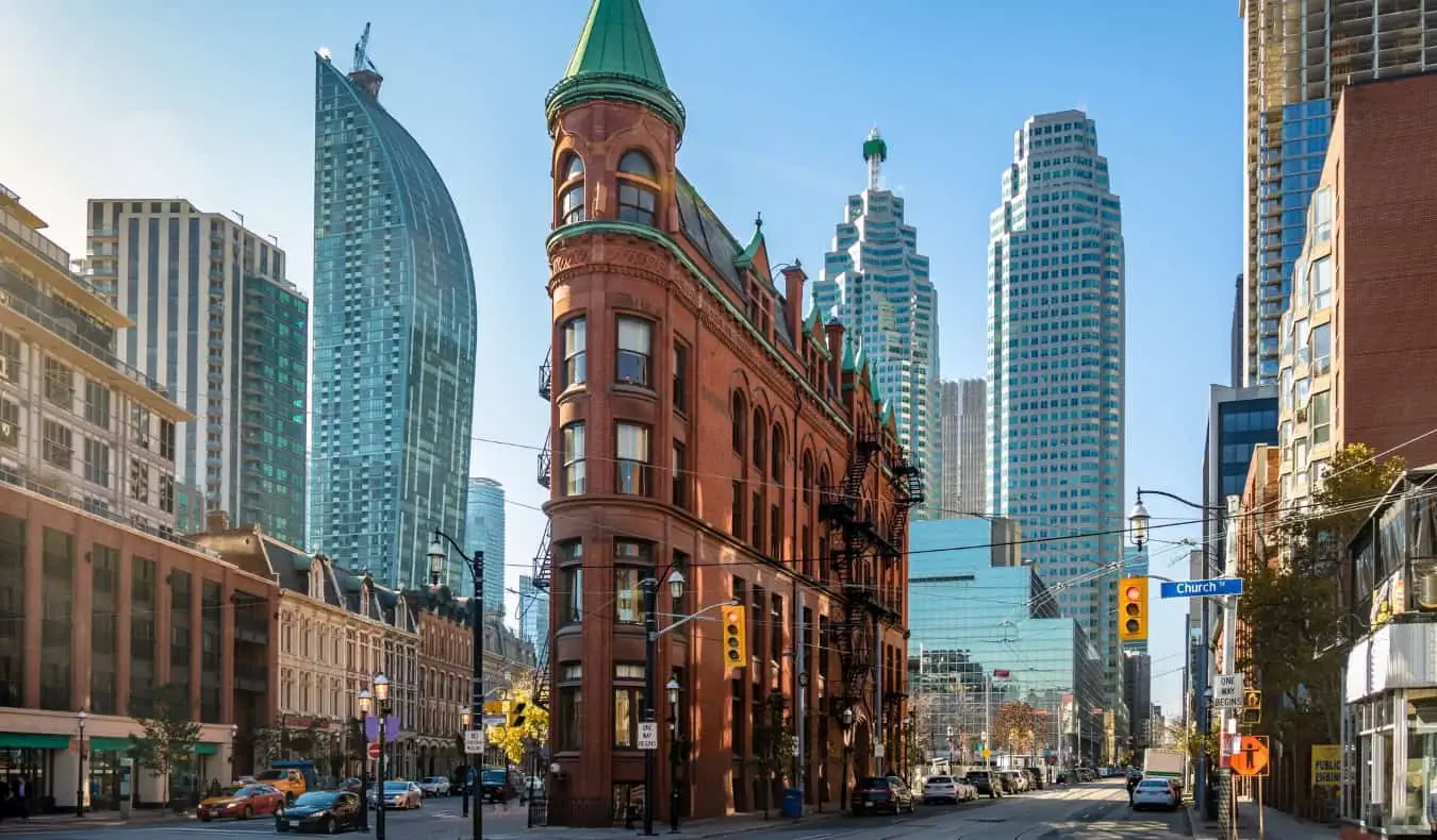 Paisagem urbana em Toronto, Canadá, mostrando o icônico edifício de ferro e outros arranha-céus ao fundo