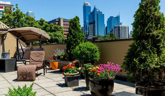 Terrasse sur le toit avec chaises longues et gratte-ciel en arrière-plan au HI Vancouver Downtown, Vancouver