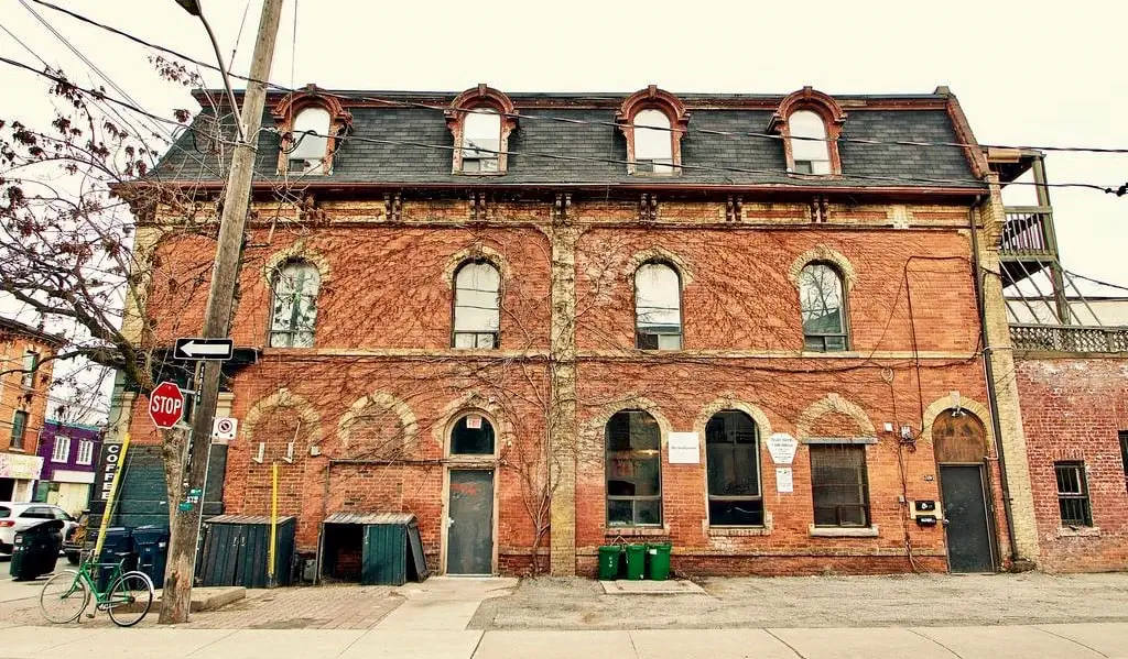 L'esterno del Parkdale Hostellerie a Toronto, in Canada