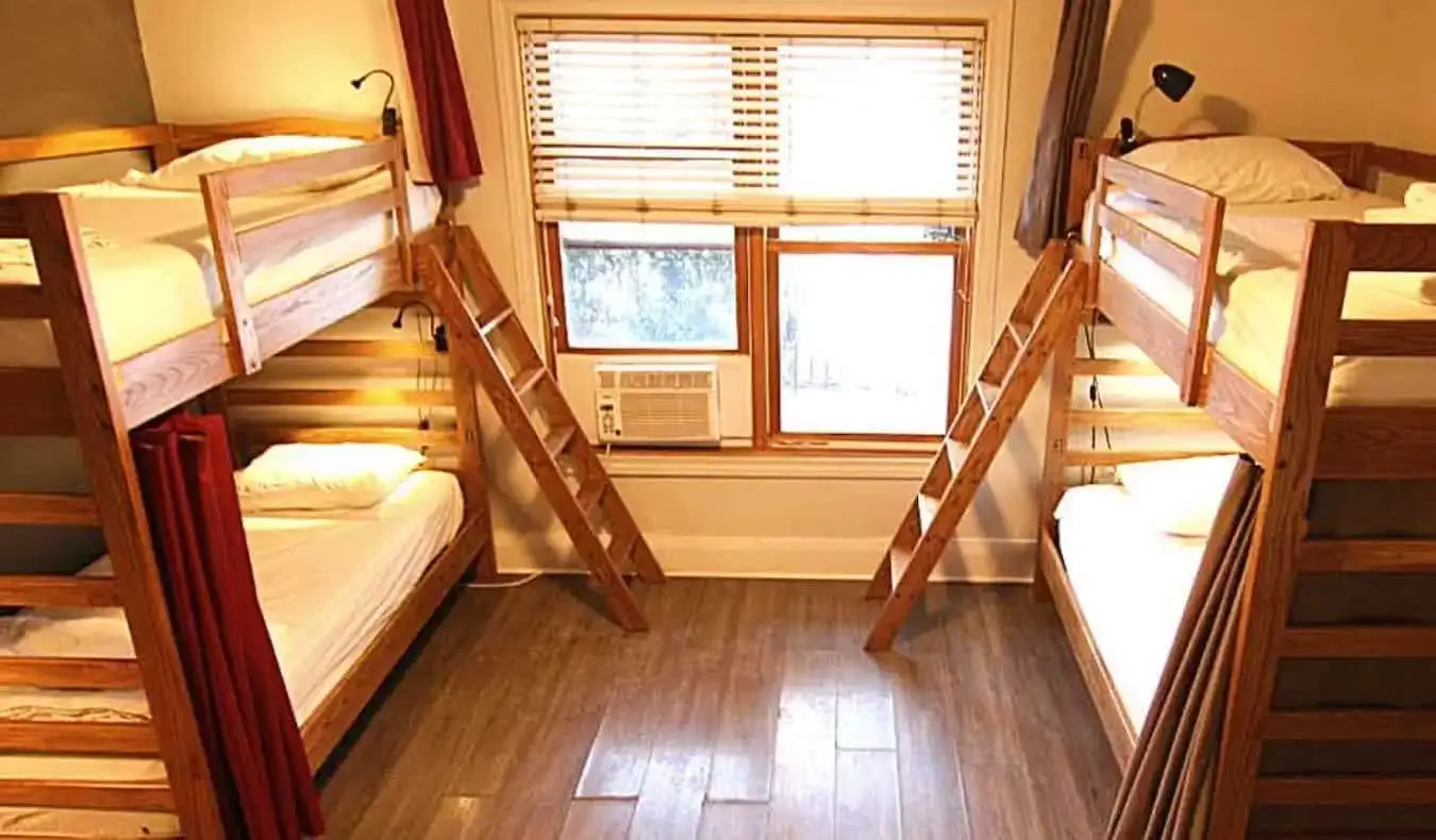 Dormitorio con 2 letti a castello in legno al Clarence Park di Toronto, Canada