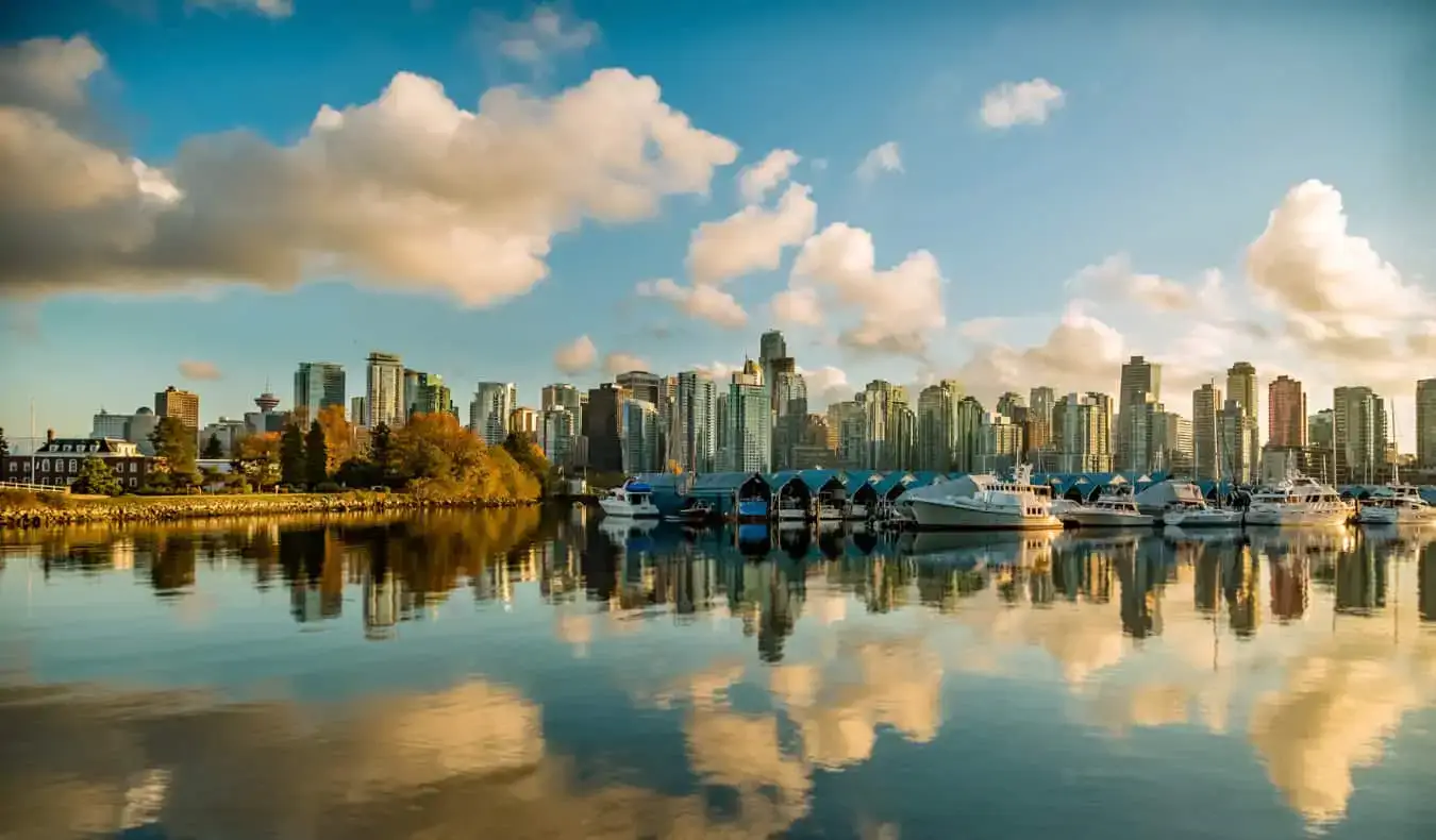 Cakrawala Vancouver, Kanada yang menjulang tinggi menghadap ke laut
