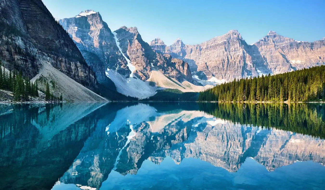 Perairan Danau Moraine yang cerah di Taman Nasional Banff, Alberta