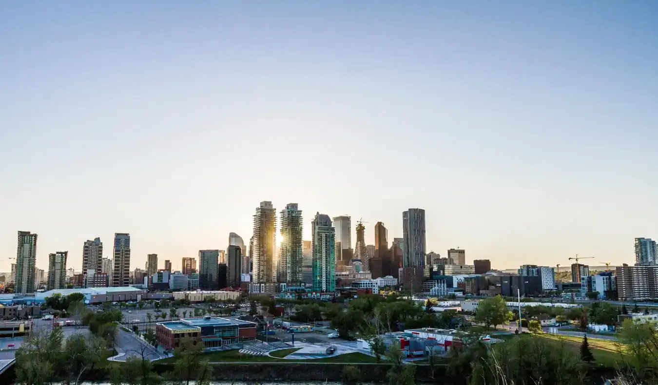 Cakrawala Calgary, Alberta yang menjulang tinggi saat matahari terbenam