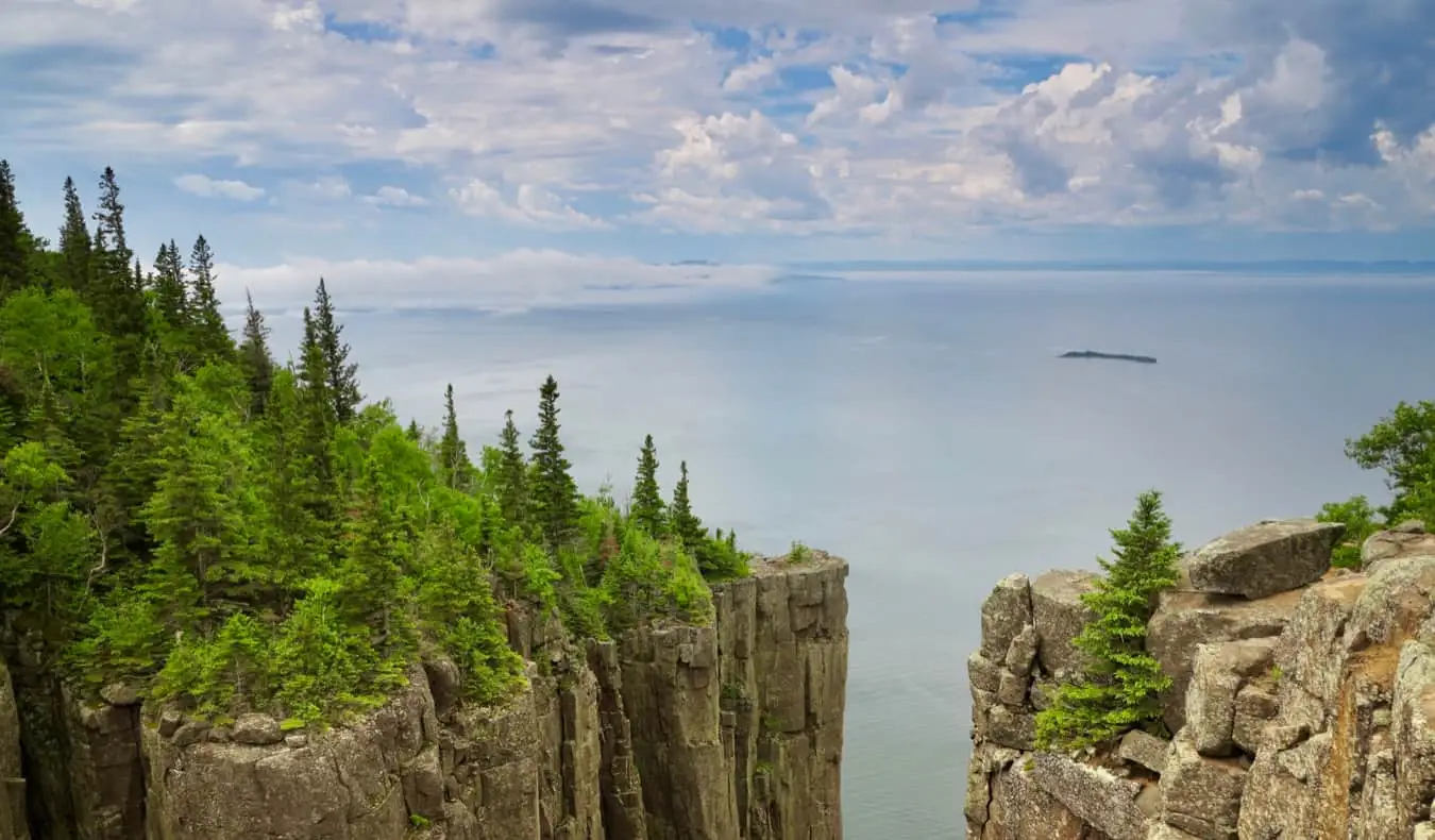 Pemandangan pesisir Danau Superior dari Sleeping Giant Park