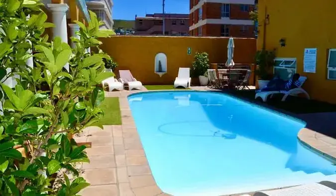 Ein Pool außerhalb der Ashanti Lodge im sonnigen Kapstadt, Südafrika