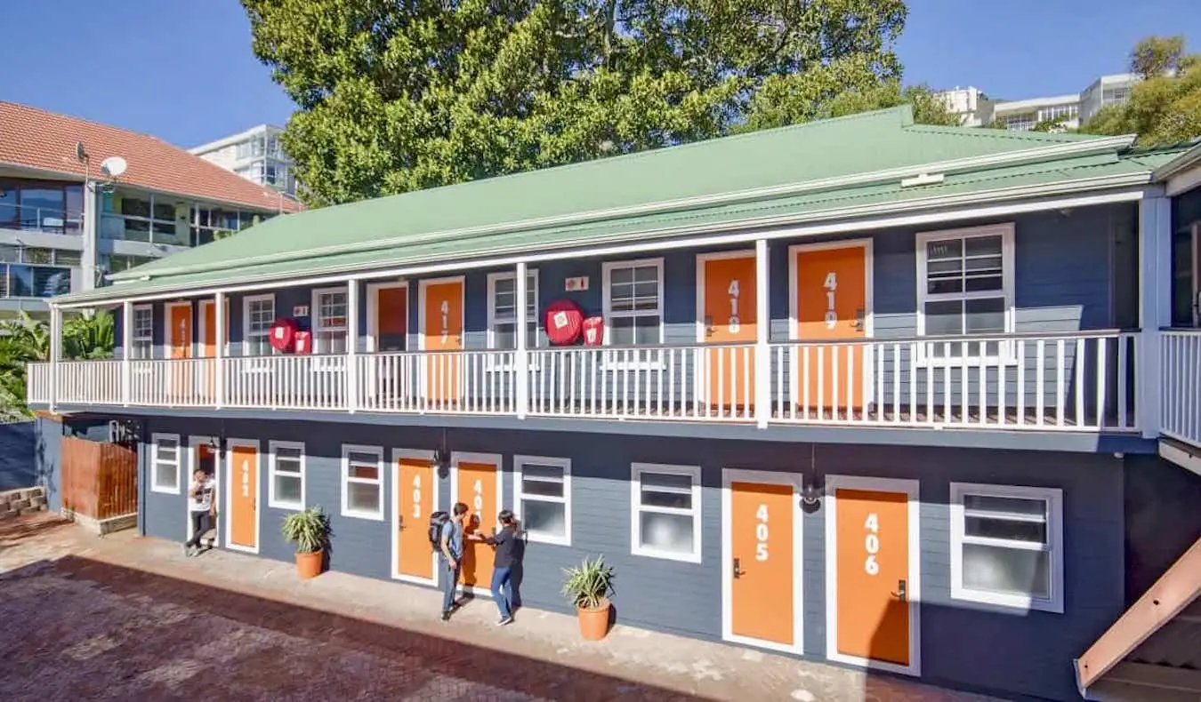 Das Äußere des Never at Home Green Point Hostels in Kapstadt, Südafrika