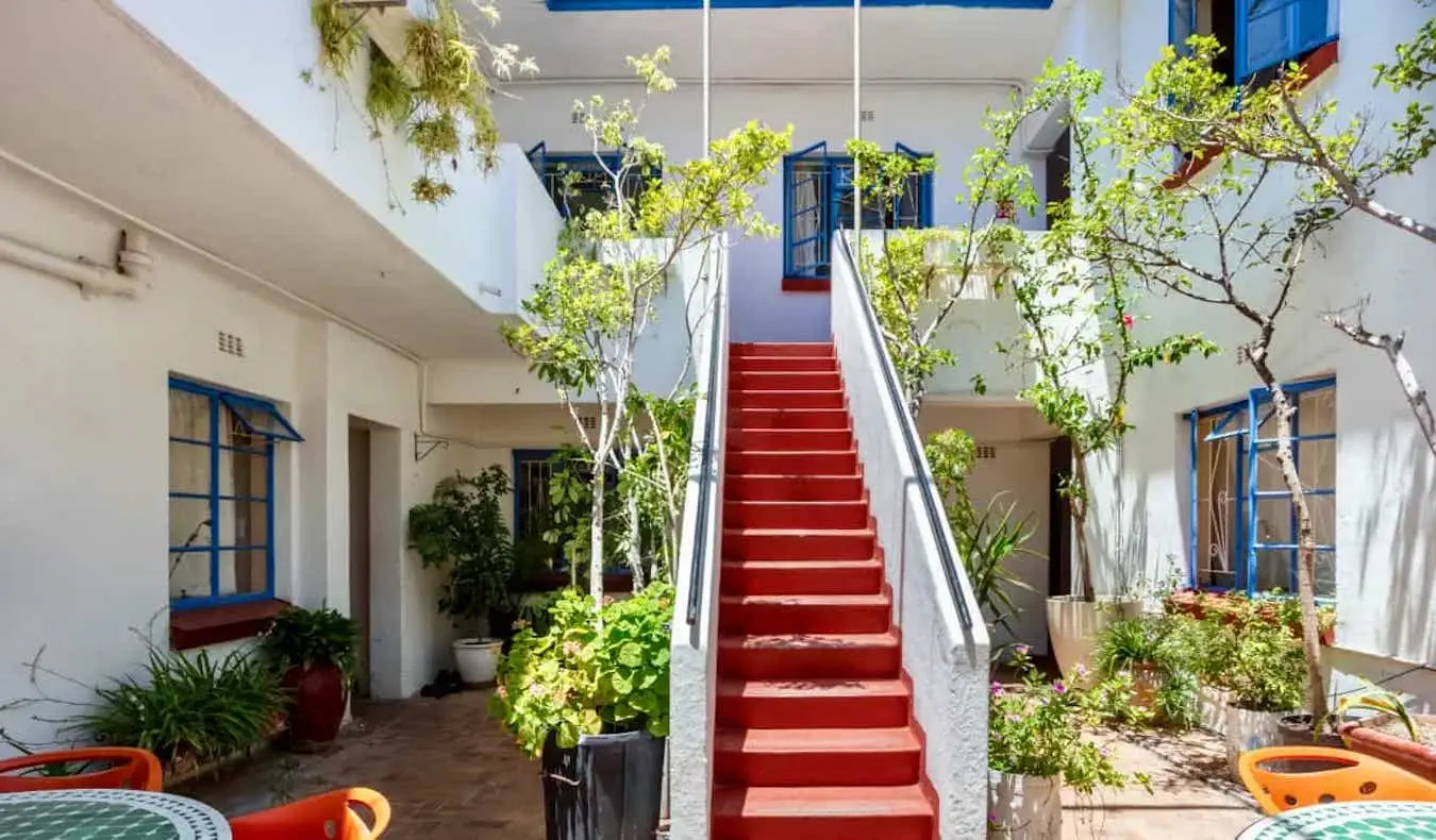 Ein sonniger Innenhof im Long Street Backpacker Hostel in Kapstadt, Südafrika