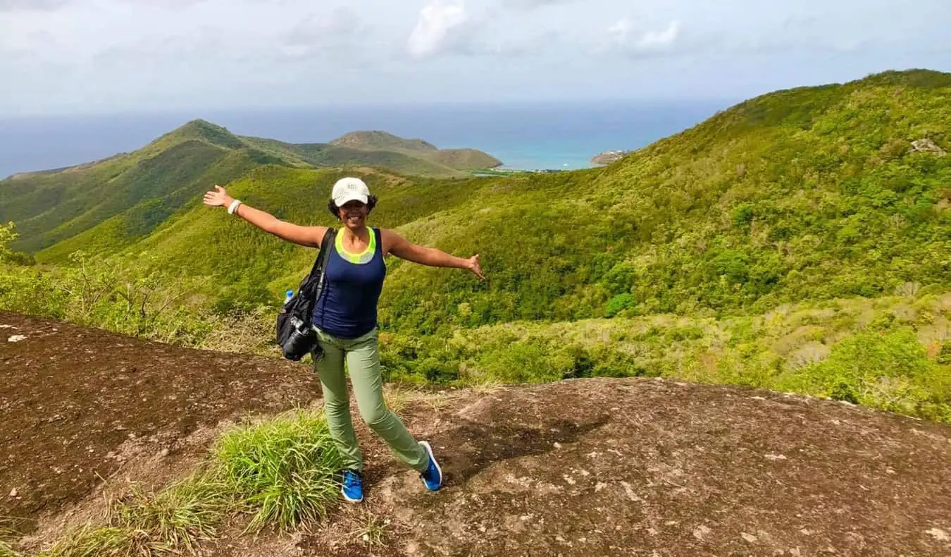 Lily Girma, escritora de viagens, caminhando no Caribe