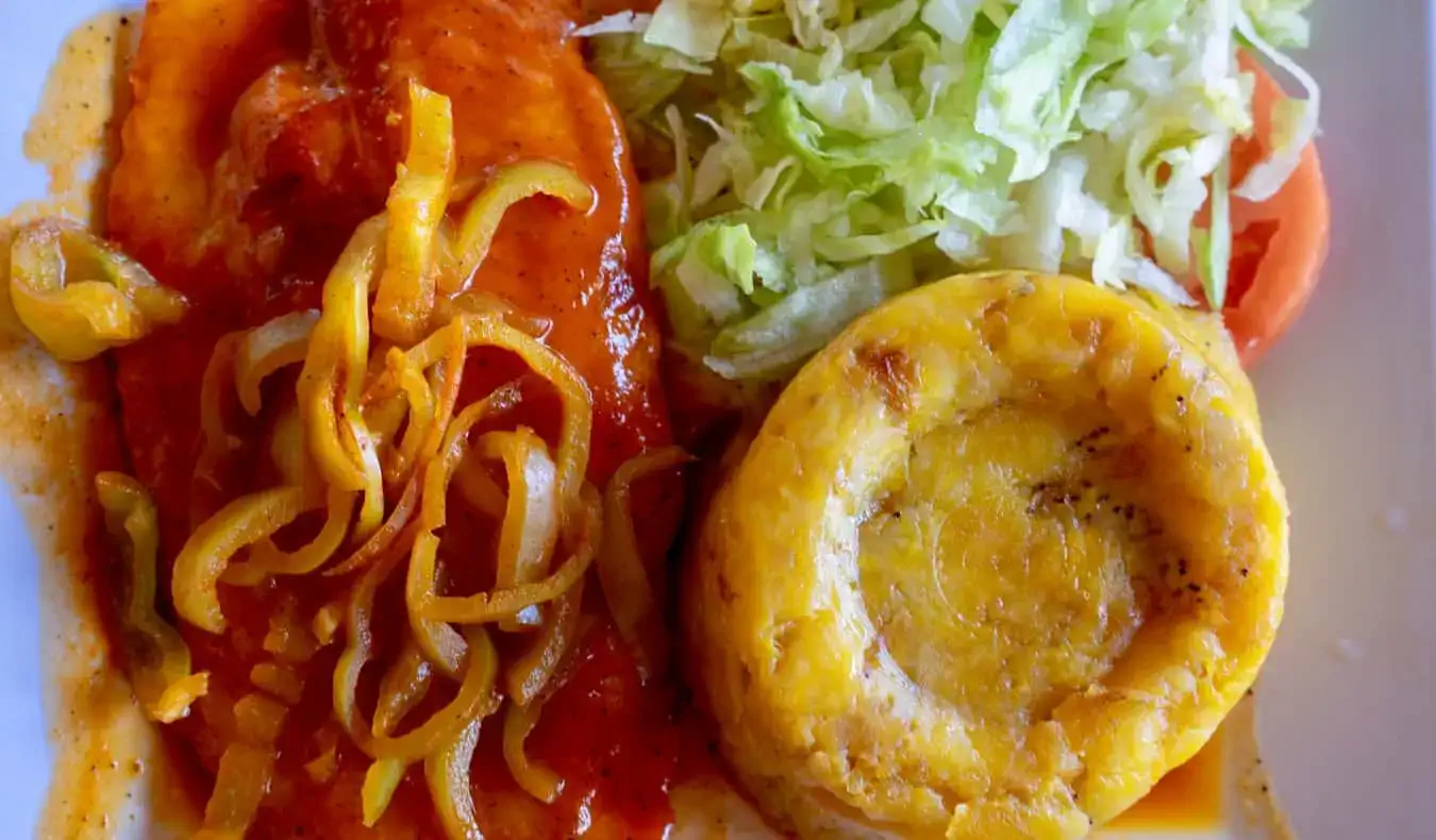 Comida caribenha fresca e deliciosa apresentada em um prato de perto