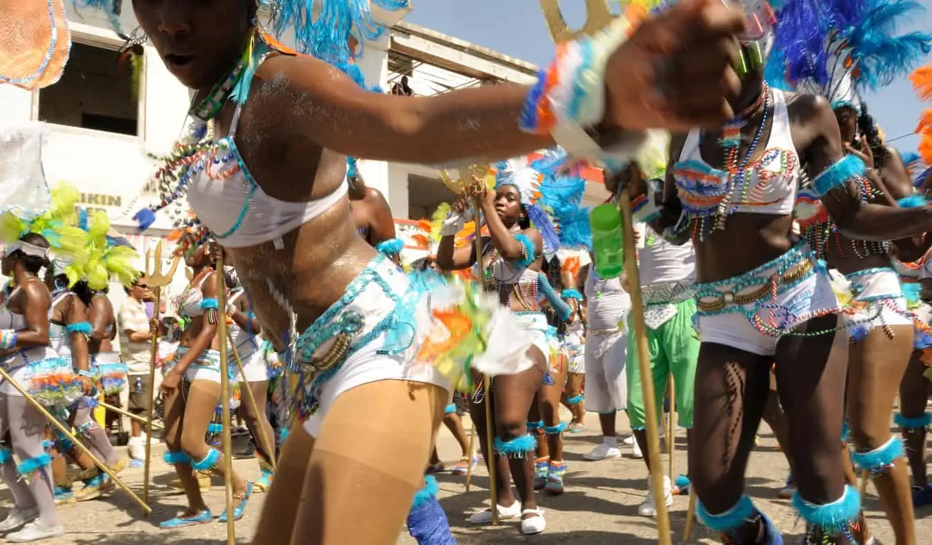 Moradores dançando em desfile no Caribe