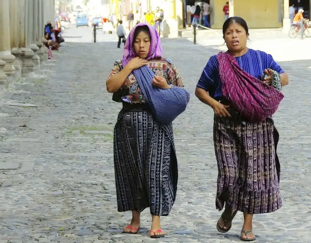 Mga babaeng Guatemalan sa kalye