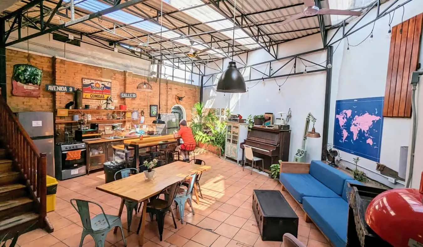 Espace commun et cuisine de l'auberge Selina San Jose.