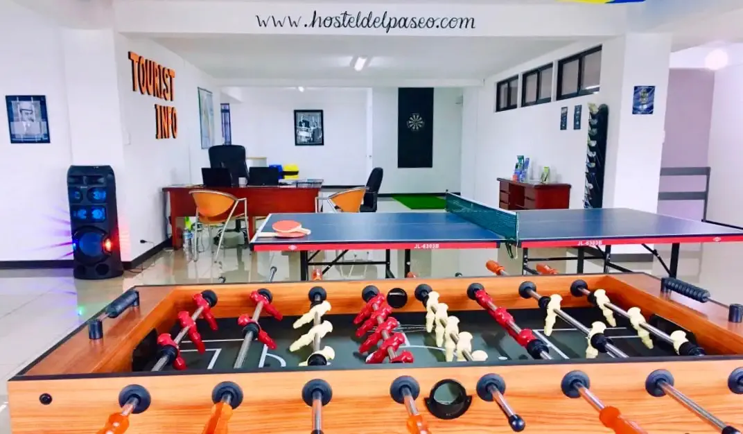 Jeux dans l'espace commun de l'Hostel Del Paseo à San José, Costa Rica