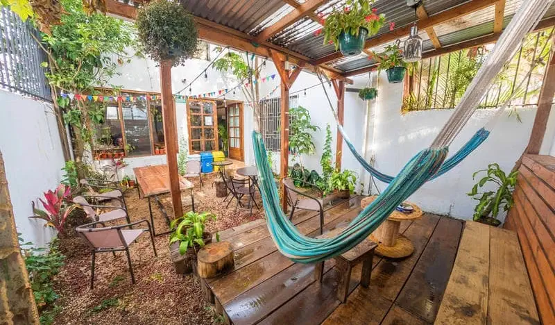Le patio relaxant avec hamacs du TripOn Hostel à San José, Costa Rica