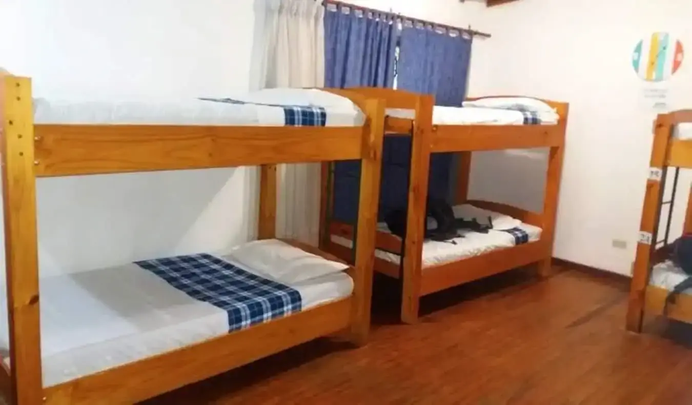 Lits superposés en bois à l’auberge Gaudy à San Jose, Costa Rica.