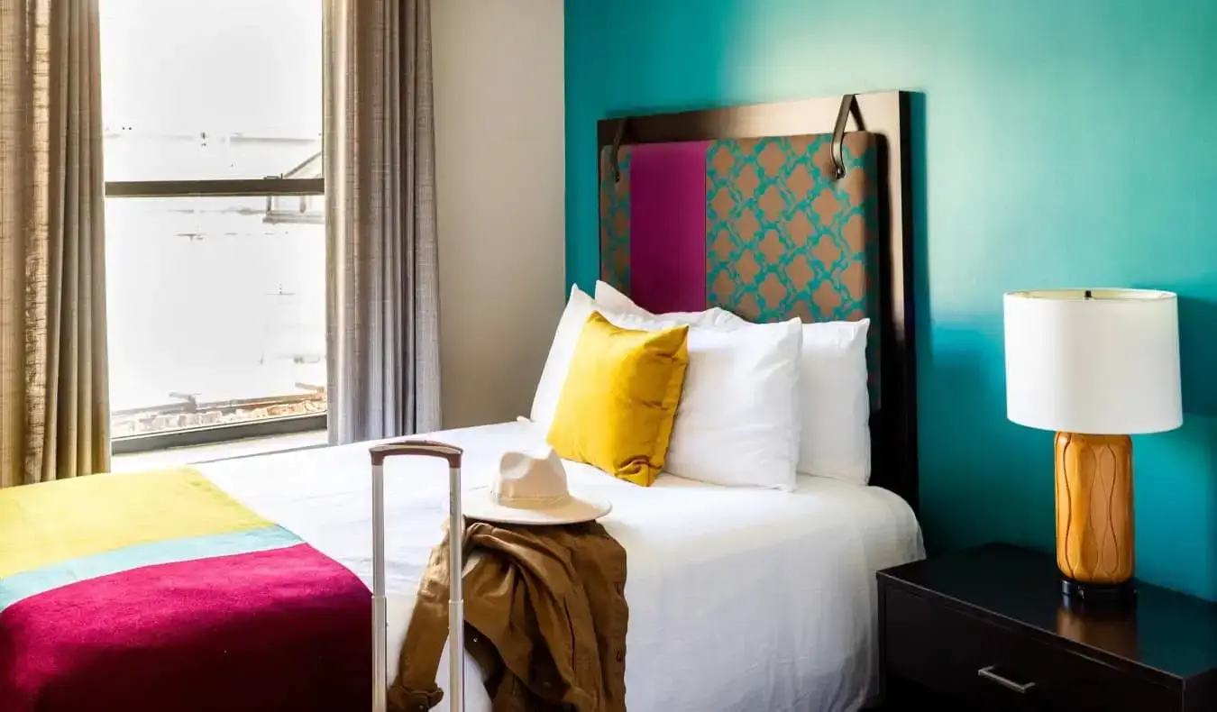 Farverigt og stærkt oplyst værelse på City Suites hotel i Chicago, USA