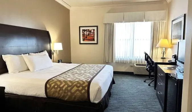 Gæsteværelse på Chicago South Loop Hotel med en queensize seng, skrivebord og tv