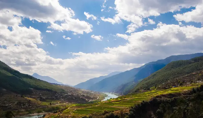 Peisajul rural verde al unui bazin fluvial din China