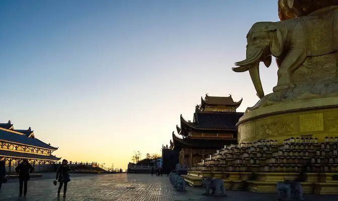 Apus de soare la un templu din China