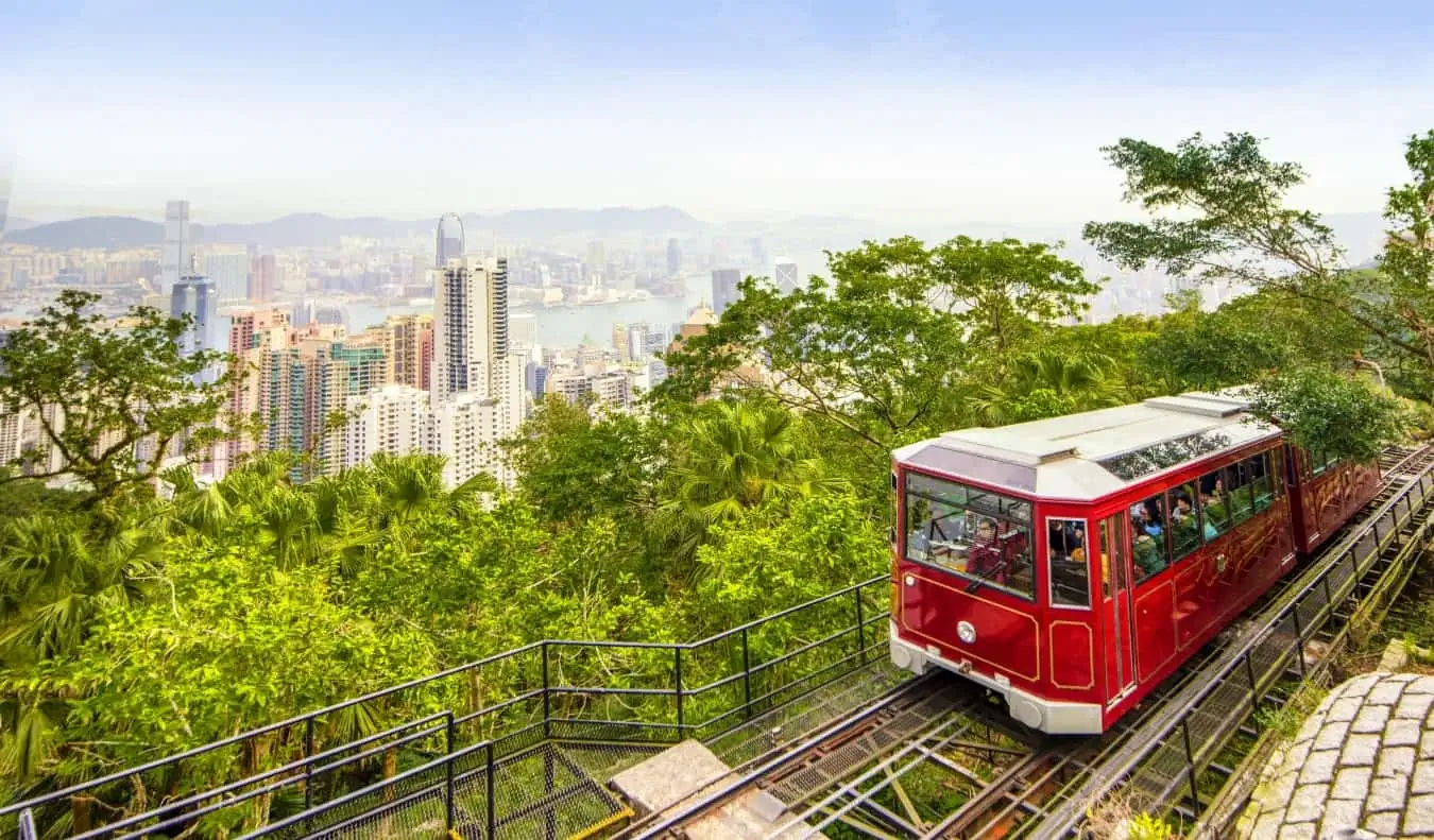 Le Peak Tram rouge avec les gratte-ciel de Hong Kong en arrière-plan