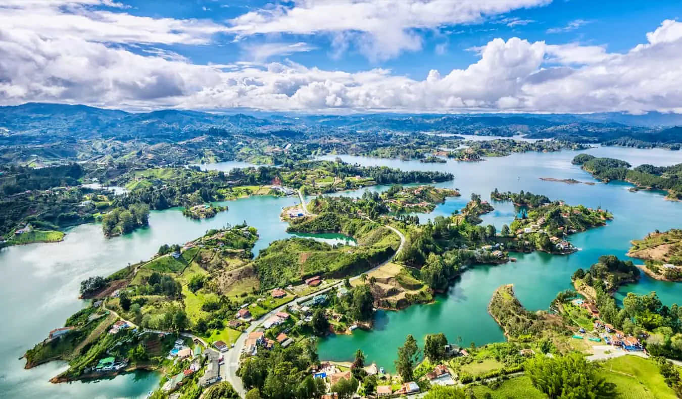 Uma vista panorâmica deslumbrante sobre a paisagem de Guatape, perto de Medellín, Colômbia