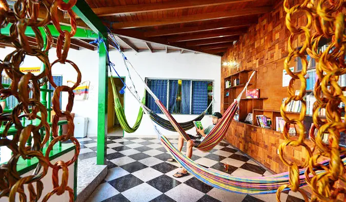 Hamacs sur la terrasse extérieure du Wandering Paisa, Medellin