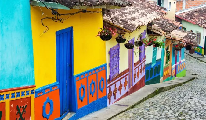Les bâtiments colorés et lumineux d'une rue étroite à Bogota, Colombie