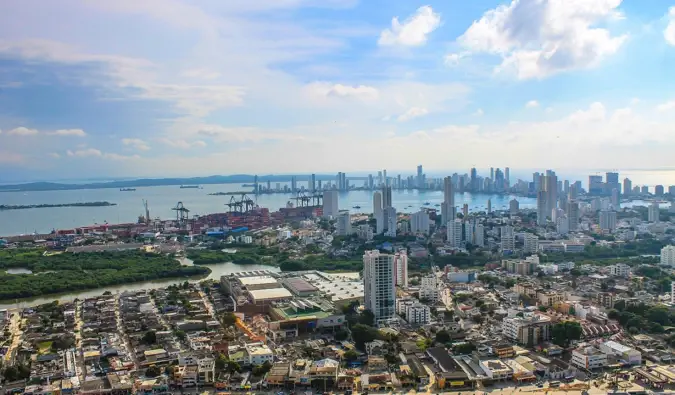 L'horizon de Carthagène, en Colombie, par une journée ensoleillée avec des gratte-ciel et le port en vue