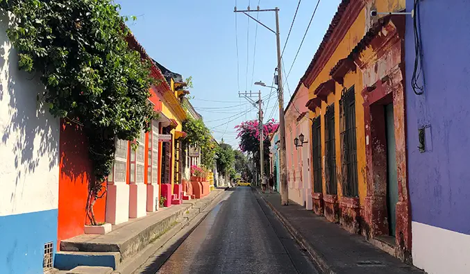 une rue colorée à Carthagène