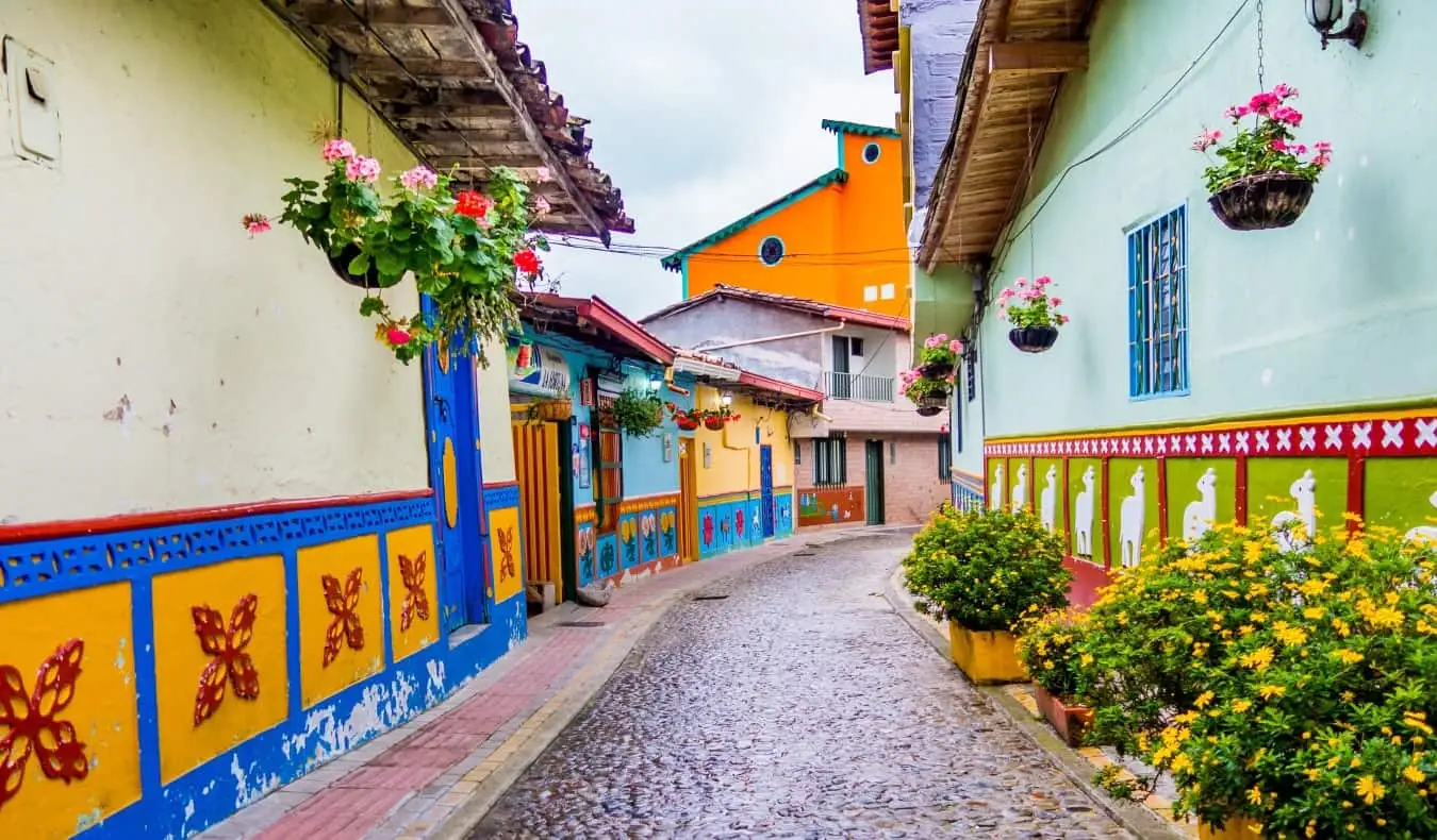 Rues belles et colorées avec des tuiles sculptées et décorées sur les côtés des bâtiments de Guatape, Colombie
