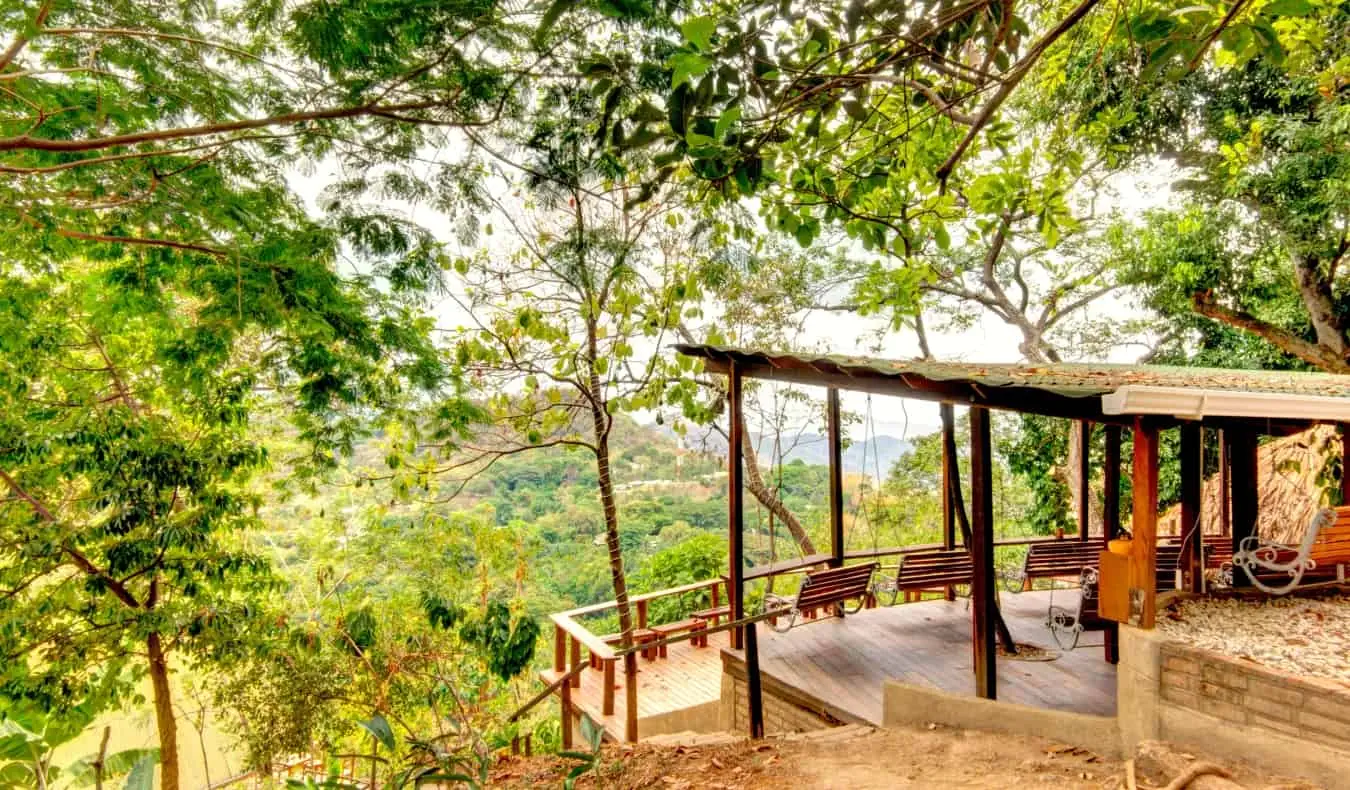 Un abri couvert avec des bancs dans les forêts luxuriantes de Minca, en Colombie
