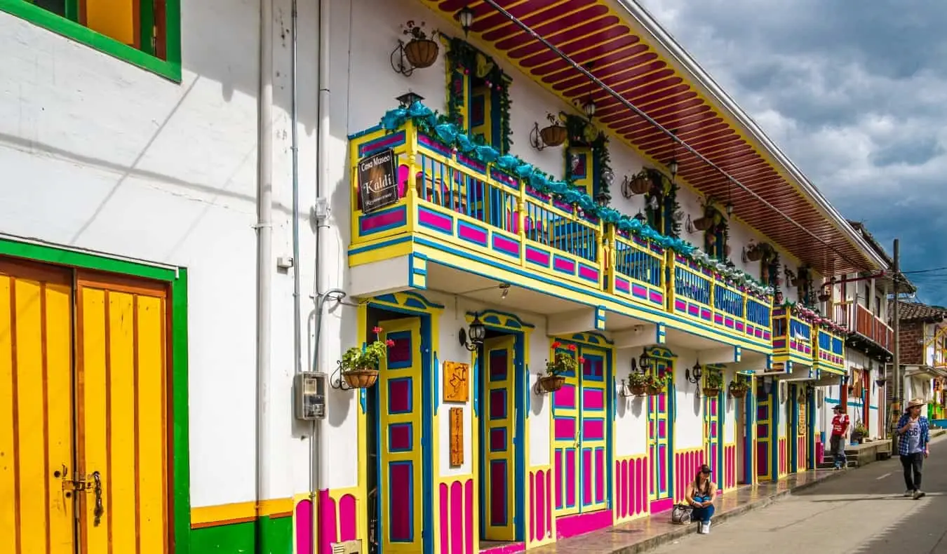 rues lumineuses du Salento, en Colombie, avec des portes peintes en jaune, rose et bleu