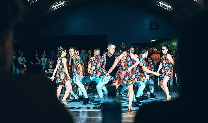 Des gens exécutant la salsa dans une pièce sombre à Cali, Colombie