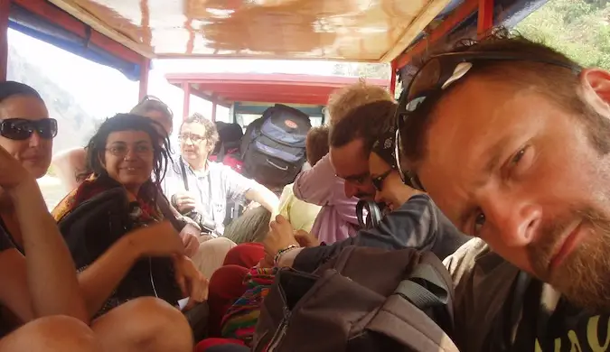 dan slater blogger yang bergambar di dalam bas yang sesak di Asia