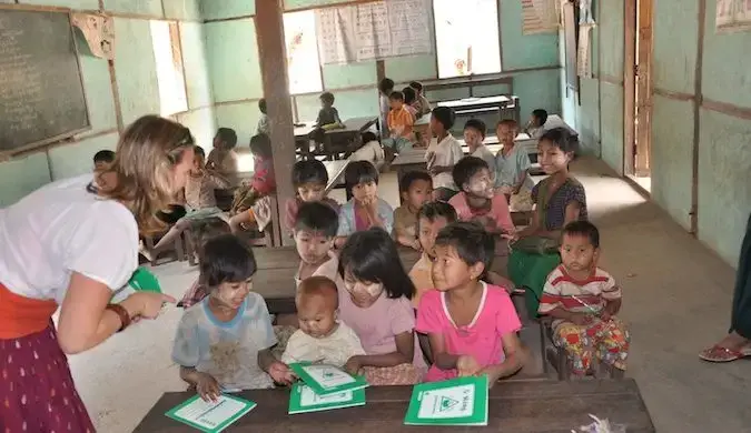 बर्मा के गोअरिंगो की एरिन एक छोटी कक्षा में बच्चों को पढ़ा रही हैं