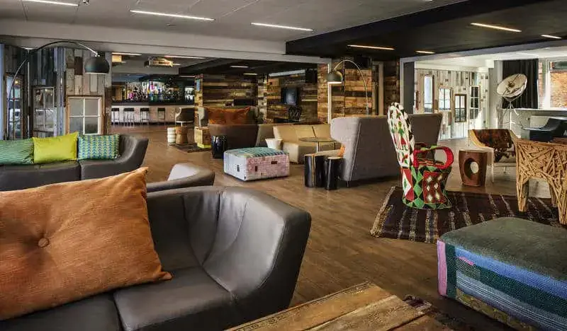 Un grand espace commun relaxant à l’auberge Generator à Copenhague, au Danemark