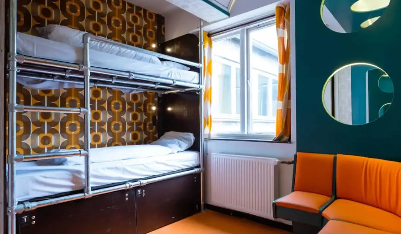 Lits superposés basiques dans un dortoir d'auberge à Copenhague Downtown Hostel