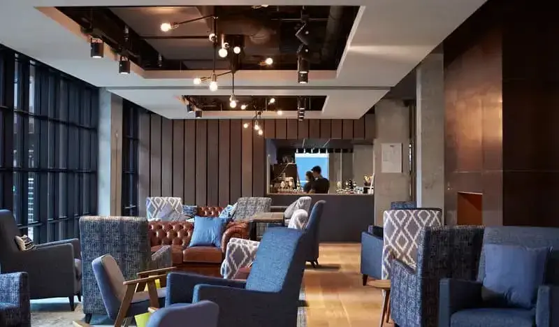 Une grande salle commune spacieuse à l’auberge Steel House à Copenhague
