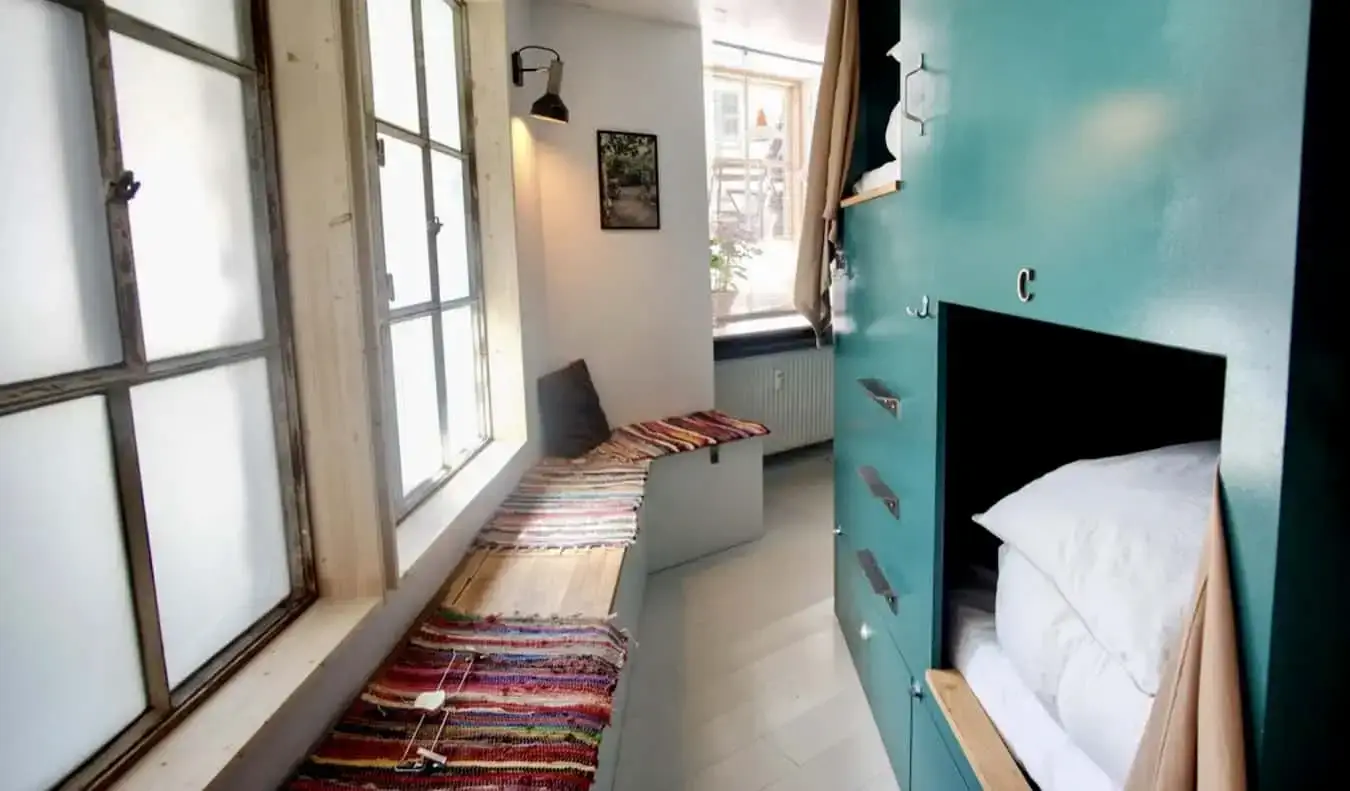 Lits superposés en bois sur mesure dans un dortoir de l'auberge Woodah à Copenhague, Danemark