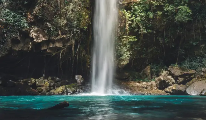 Une photo maussade d’une belle cascade au Costa Rica