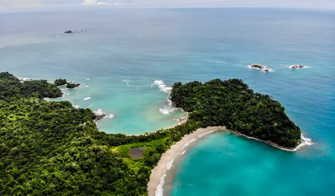 Un drone tourné au-dessus des belles plages du Costa Rica