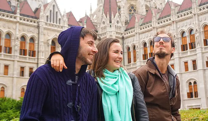 Celinne da Costa e dois de seus anfitriões do Couchsurfing posando para uma foto na Europa