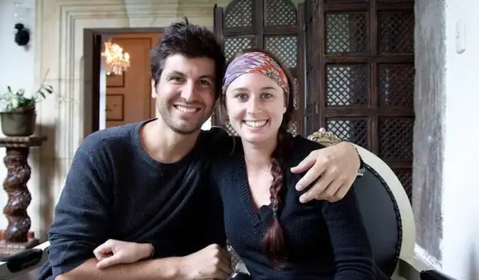 Elise et Anthony de Positive World travel posent pour une photo à une table