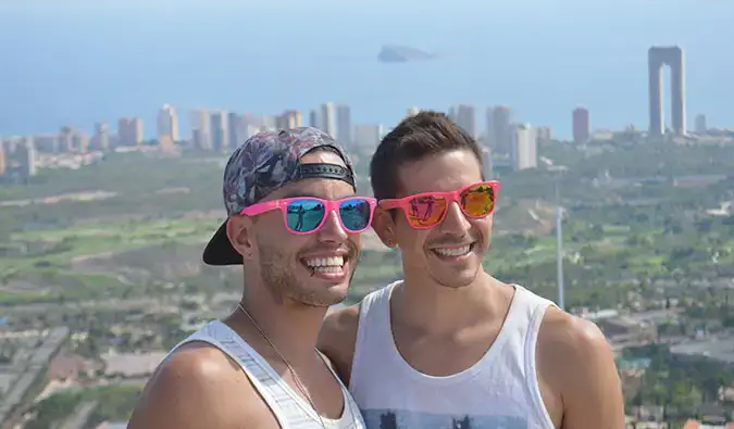 Auston et David de deux mauvais touristes posant pour une photo en voyage