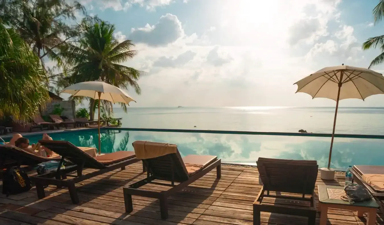 Une vue imprenable dans un joli complexe au bord d’une piscine à débordement à l’étranger