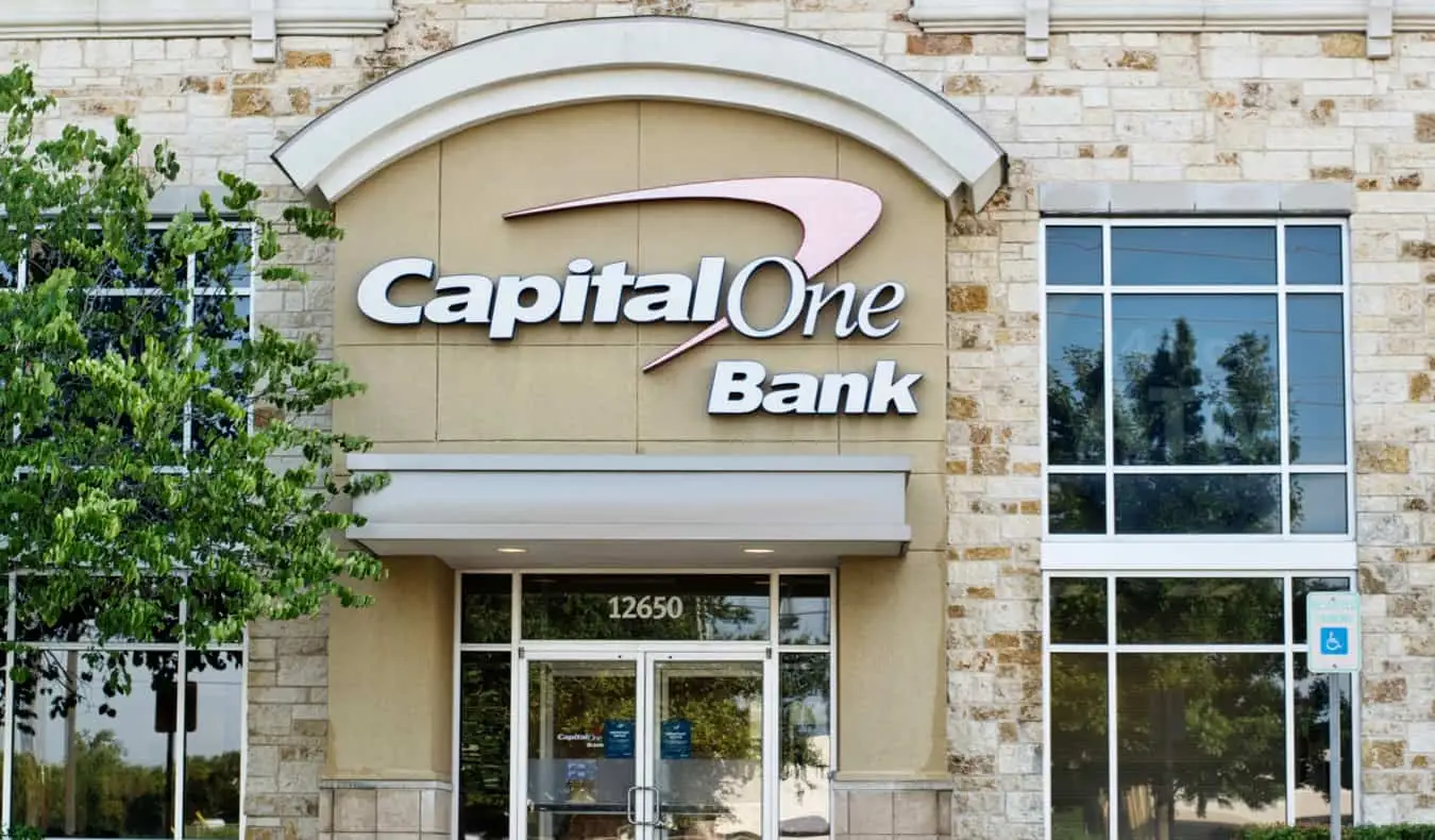 O exterior de um banco Capital One nos EUA